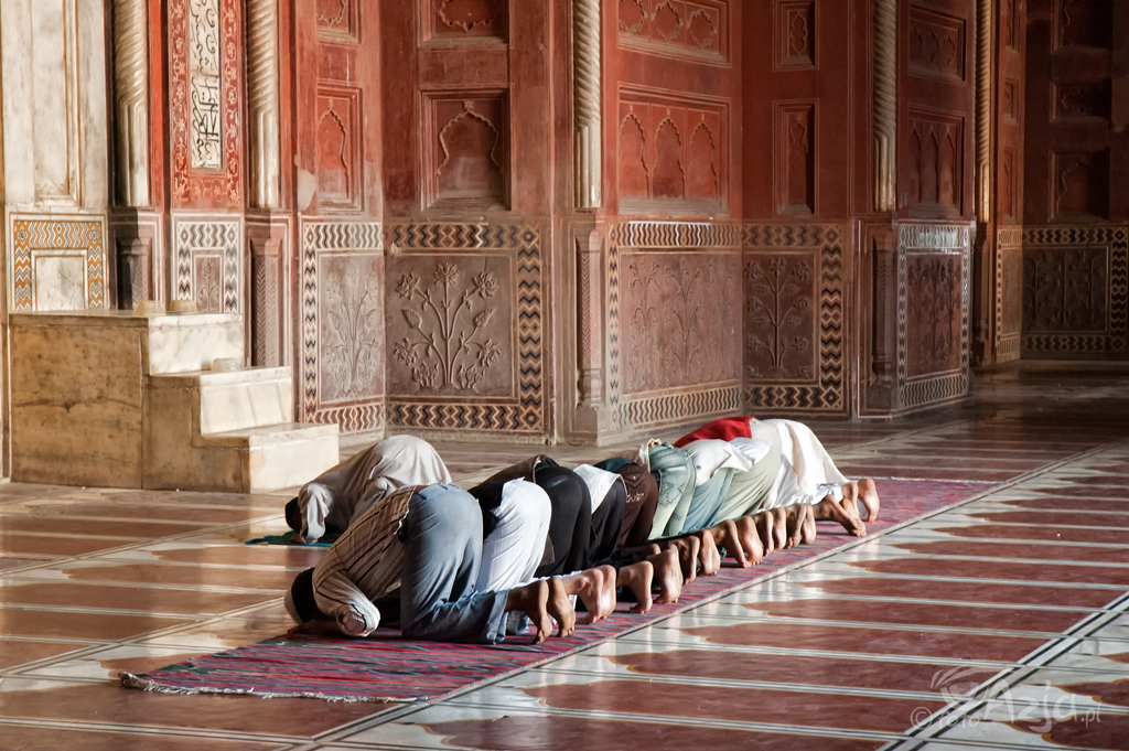 Południowe modły w meczecie obok Taj Mahal